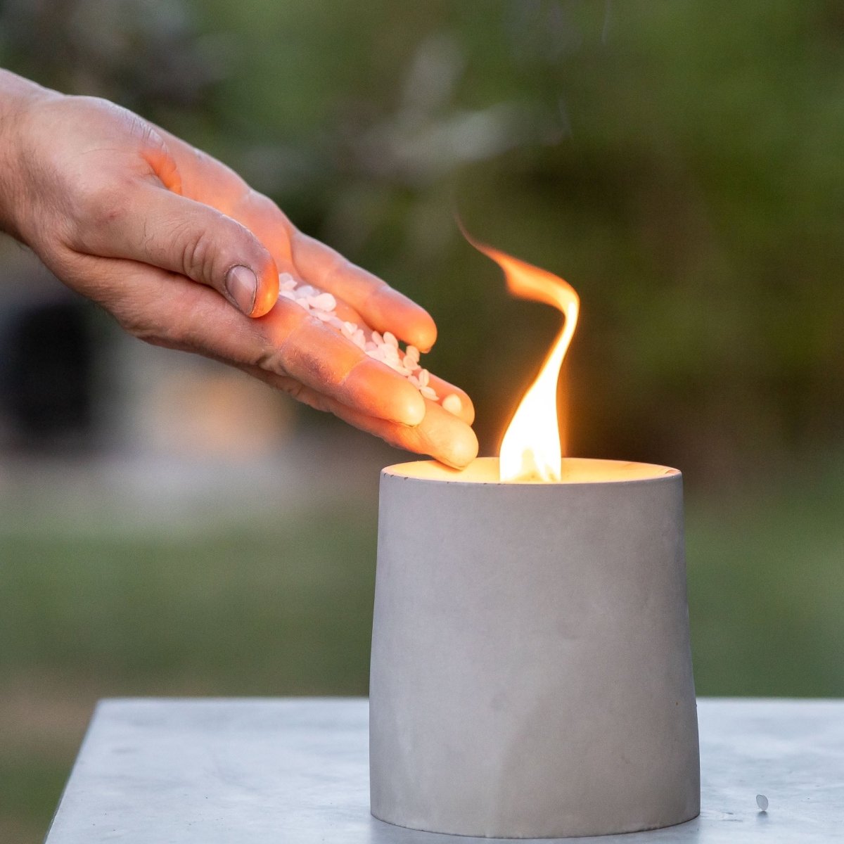 dauerfeuer wird mit nachfüllwachs aufgefüllt